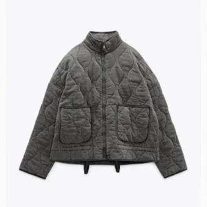 Jacka från zara  - Säljer denna jacka från zara. Knappt använd💕