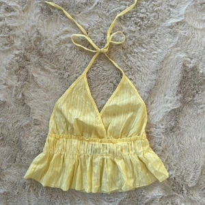 Topp - Gul gullig topp men knytning och öppen rygg, ganska genomskinlig men inte så man ser brösten genom toppen🫶🏻