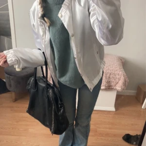 Jacka - Hej! Jag säljer min vita jacka. Perfekt till lite varmare dagar. Den är i fint skick, och har använts av mig 1 gång. Köpt på plick tidigare💞