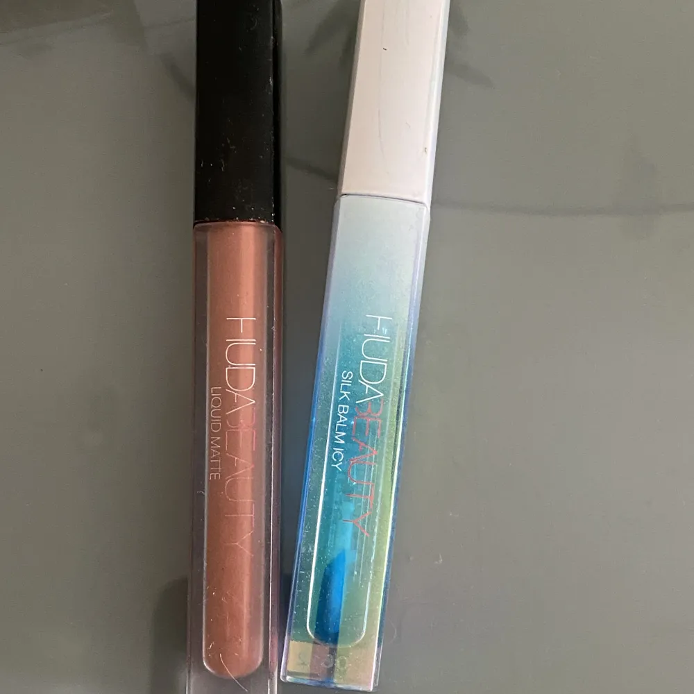 Ice plumper lip gloss och en annan läpp sak säljer för att jag inte andvänder smink på läppar och dom är helt oanvända båda 150kr 1 för 80kr. Accessoarer.