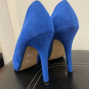 Blåa Mocka klackar - Klackar som är i mocka / suede material