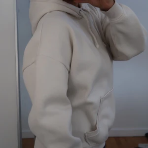 Vit hoodie  - En vit basic hoodie. Stil rent och mjuk inuti 