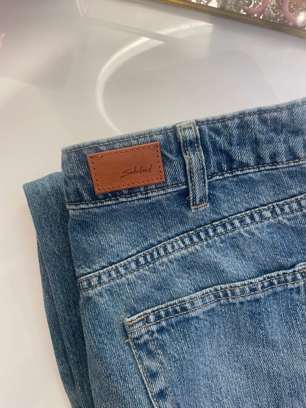 Säljer dessa ursnygga jeans. Råkade köpa två exakt likadana och hann inte lämna tillbaka. Har därför aldrig använt och prislappen är kvar. Köpte för 65 euro, vilket betyder 750 kr. Säljer för 650 kr, så det blir till och med billigare än från hemsidan❤️. Jeans & Byxor.