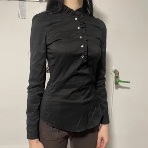 Svart skjorta - Elegant skjorta med fina detaljer.