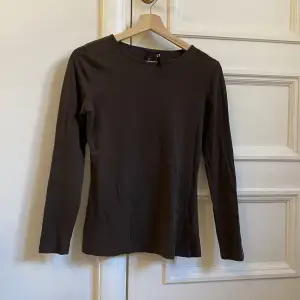 Brun långärmad tröja köpt secondhand💞 Vintage h&m. Går bra att klicka på köp nu!