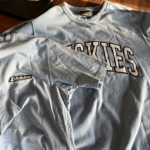Dickes T-shirt och Sweatshirt ljusblå  - Dickes T-shirt och Sweatshirt ljusblå, DM för fler bilder