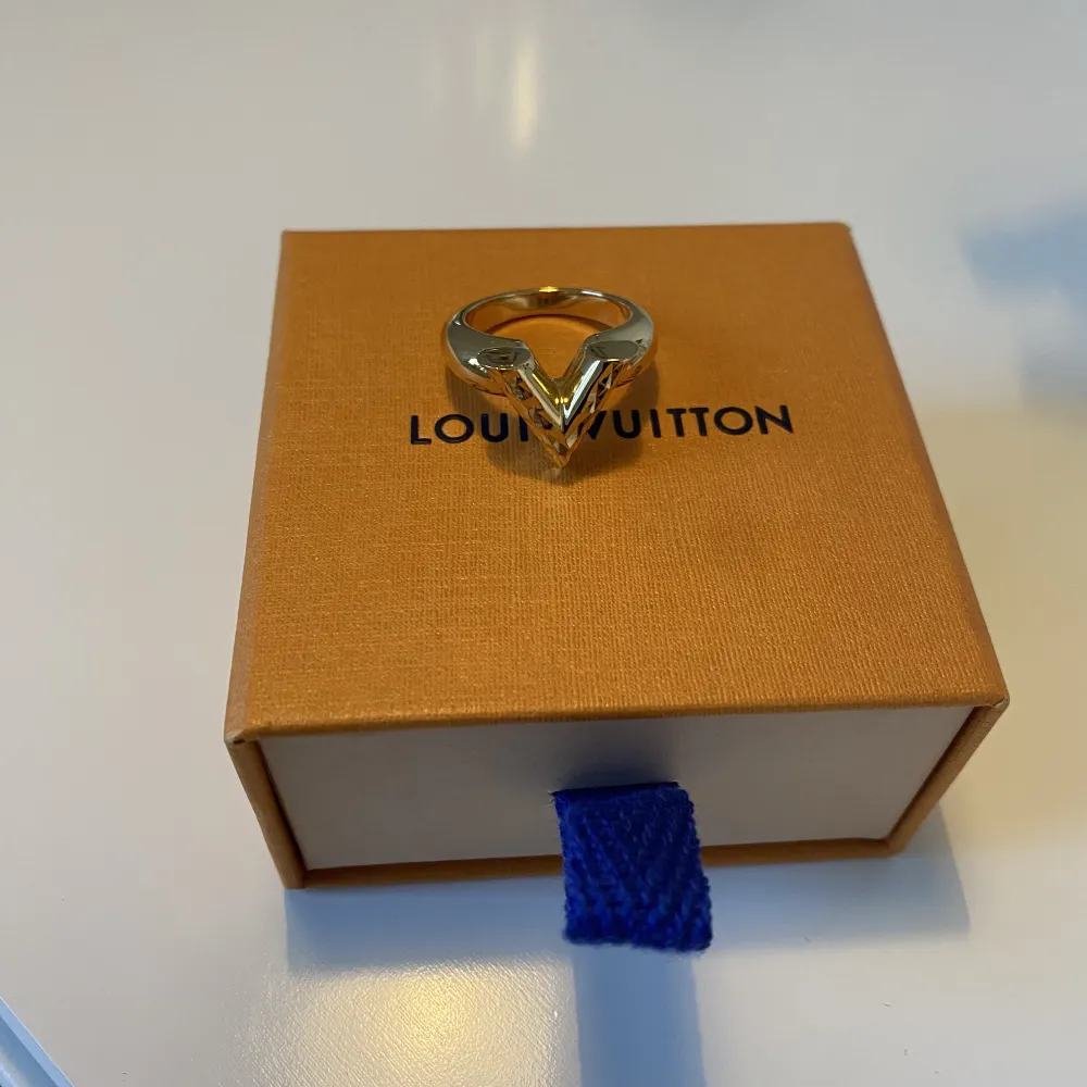 Essential V ring Louis Vuitton strl M i nyskick. Accessoarer.