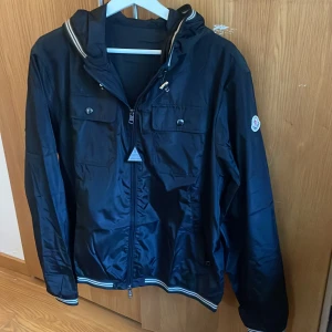 Moncler vindjacka - Moncler Jean Claude vindjacka från 2017 bra skick. Säljer den för att den har blivit för liten för mig