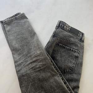 Ett par straight gråa jeans från gina. Köpta för 499kr. Använda få gånger 