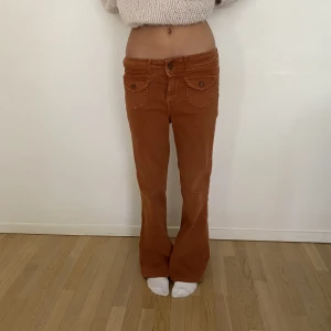 Orange jeans  - Så coola jeans speciellt den fina färgen! 🧡