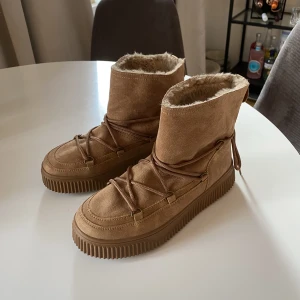 Inuikii liknande skor - Säljer dessa då de inte kommit till användning. De är i nyskick! Storlek 38