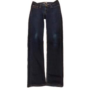 Säljer mina low waisted Tommy Hilfiger jeans då dem inte passar mig:) Pris kan diskuterar och skickar också mått efter efterfråga!