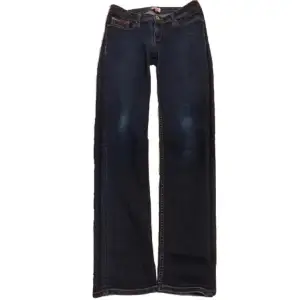 Säljer mina low waisted Tommy Hilfiger jeans då dem inte passar mig:) Pris kan diskuterar och skickar också mått efter efterfråga!
