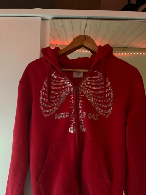 One of One Zip Hoodie - Säljer denna riktigt snygga limited rhinestone zip hoodien då den inte kommer till så mycket använding. Hoodien är iprincip i nyskick då inga tecken på använding syns.  Pris kan diskuteras!