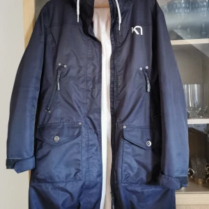 KarinTraa allvädersjacka - Jacka med avtagbart foder, färg cerise. 