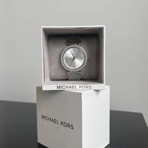 Michael Kors klocka i silver, endast använd två-tre gånger - nytt skick⭐️ OBS batteri behövs bytas!