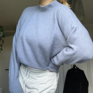 Blå stickad tröja - En blå jättefin stickad tröja från & Other Stories. Låg krage. Tröjans mått: längd 53cm, bredd 65cm. 