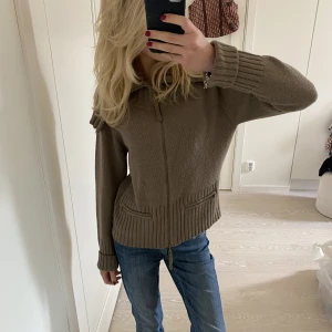 Kofta  - Så snygg stickad kofta från vero moda🥰den är mer grön i verkligheten men var lite svårt att få med på bild😫💕