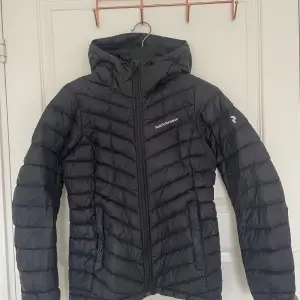 Säljer min frost down hood jacket från peak performance. Köpt för 3200kr. Den är i jättebra skick!