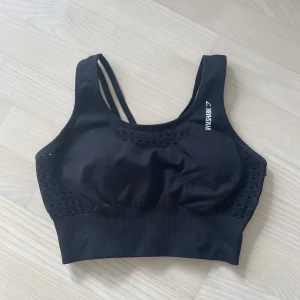 Gymshark sportbh  - Säljer gymshark energy seamless sport-bh då den är för liten. Använd ett fåtal gånger så den är i väldigt fint skick🖤