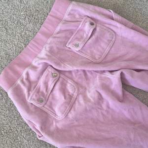 Jätte fina rosa juicy byxor i storlek S. Jätte fin kvalitet använda Max 5 gånger. Säljer pga att jag måste rensa garderoben. Lite lite slitning vid slutet av benet men inget som märks. (Pris kan diskuteras) vid snabbt köp kan jag sälja för mindre.