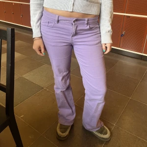 Lågmidjade jeans  - Så fina lågmidjade lila jeans passar S-M