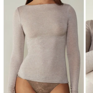 Biege intimissmi tröja - Intimissmi tröja i ny skick! Knappt använd, säljer då den inte kommer till användning. Skulle även kunna tänka mig att byta mot en svart eller blå❤️