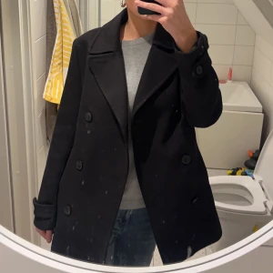 Svart kappa - Säljer denna halvlånga/korta kappa från hm!! Så snygg! Och väldigt bra skick!!!!! Nypris 800kr