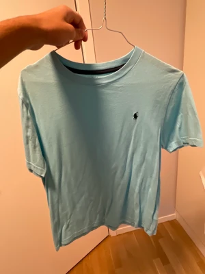 Polo t shirt - Polo t shirt storlek 15:16 år knappt använd gammal 