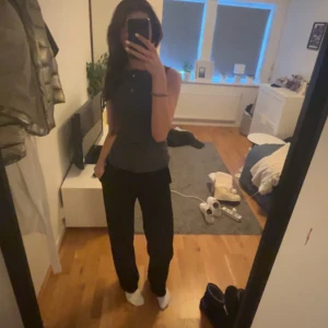Kostymbyxor lindex  - Säljer mina älskade kostymbyxor från Lindex i storlek 34. Superbra skick och långa på mig som är cirka 178 lång. Dom kommer tyvärr inte till ändvändning längre🪩🍸✨🥂nypris 600kr säljer för 300 men pris kan såklart diskuteras!!!🫶🏼🫶🏼