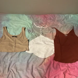 3 st toppar😘 - Sparsamt använda. Den vita toppen ser lite konstig ut på bilden men är öppen i ryggen med knyt. 
