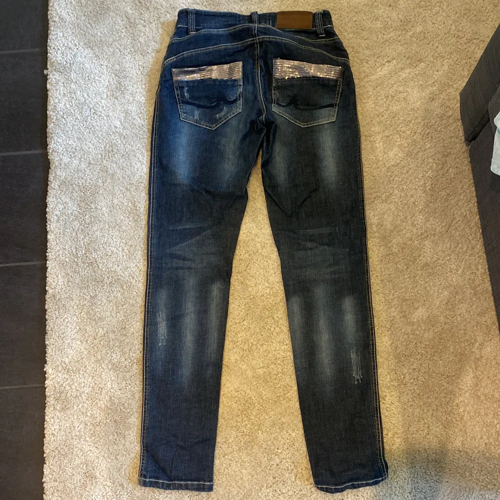 CopenahagenLuxe jeans storlek xs. Jätte fin detalj på fickorna! Säljer pga försmå för mig . Jeans & Byxor.