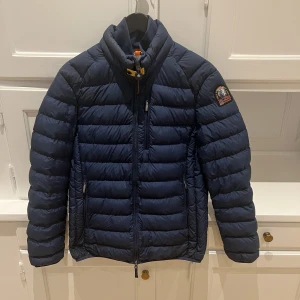 PARAJUMPER vinterjacka Blå - Vinterjacka i mycket fint skick knappt använd, inga skador.  Modell: Super Light Weight.  Färg: Navy Storlek: M herr, passar längd ca 165-180 Köpt på NK 2022. 