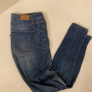 Levi’s High Rise Skinny Jeans  - Hej! Säljer nu mina Levis High Rise skinny jeans i storlek 27, fint skick. Tveka inte på att höra av dig om du har frågor kring varan!