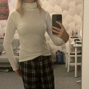 Långärmad polo - Säljer pga att jag inte använder längre men den är jätte fin och jätte skönt material! Perfekt att ha under andra tröjor