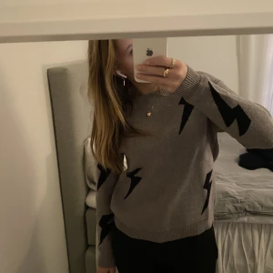 Stickad tröja  - Fin grå/beige stickad tröja, aldrig använd ❣️