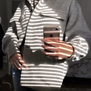 Zara jacka - Superfin och bara använd ett fåtal gånger. Slutsåld på zara  Storlek xs men den är väldigt oversize så passar s/m