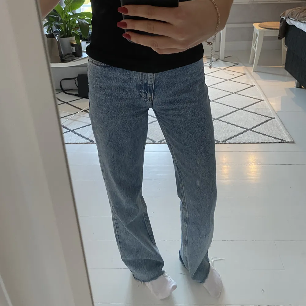 SÅ snygga jeans från Chiquelle! Sparsamt använda så i toppenskick🌟storlek 34 och i perfekt längd på mig som är 166!. Jeans & Byxor.