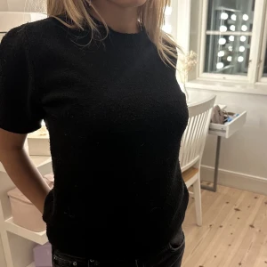 Stickad svart topp - Säljer denna super mysiga toppen, sparsamt använd, storlek m men passar även mindre, möts upp eller fraktar🤍