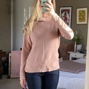 Stickad tröja - Mjukaste tröjan i en fin puderrosa färg💓