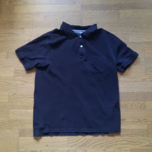 Mörkblå skjorta/ fin t-shirt - En stor skjorta/t-shirt i bra skick utan hål eller nått som är bra till fin middag osv.