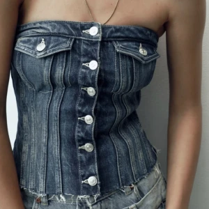 Denim korsettopp  - En korsettopp i jeans med knappar, använd fåtal gånger!💓