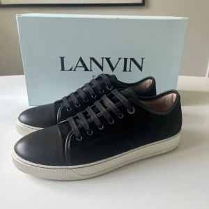 Lanvins - Säljer nu mina svarta lanvins i storleken Uk 8 som motsvarar 42-43! Skicket är 10/10 och de har bara använts 1 gång. Säljer då de tyvärr inte passade mig. Bara att skriva ifall ni skulle undra något🙌🏽😁 Box ingår!