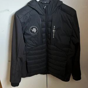 Sail rasing jacka  - Säljer min sail jacka då den inte används längre skick 10/10 den är storlek M men passar L med. Fler frågor är de bara att höra av sig 