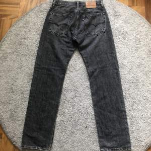 Levi’s straightfit jeans i modellen 551. Perfekt skick, inga fläckar eller hål. Storlek 30/34 men passar 30/32, 20cm benöppning. Säljer då de är lite små på mig. Skriv gärna vid frågor!