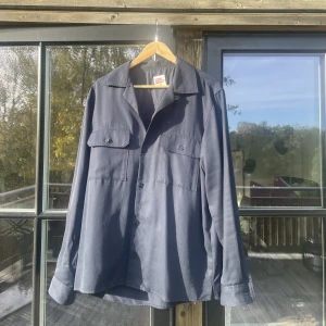 Overshirt limiterad - Blå overshirt från H&M colab med Hector Bellerin 2021.  Skick: 9/10, använd 3 gånger. Storlek M För fler frågor skicka pm! Mvh, Max.