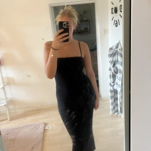 Långklänning - Snygg långklänning, passar till vardag,skola, fest mm. Bra skick sitter bekvämt vid brösten ❤️ hör av er vid mer bilder eller info