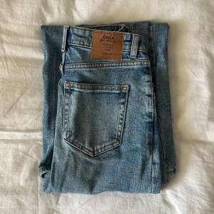 ONLY jeans i storlek 26/32, medelhög midja. Är 170 lång och de passar mig perfekt i längden. Säljer pga för små.