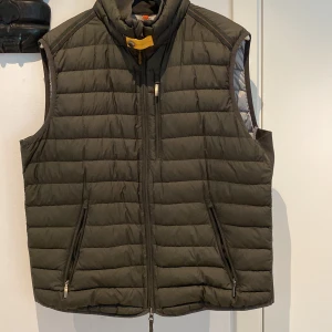 Parajumper väst, grön L - Säljer denna väst pga för stor, enda skråman är på insidan av fickan