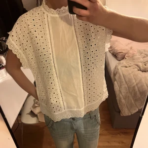 Zara blus  - Superfin zara blus! Storlek L men skulle säga att den är mer s/m. Knappt andvänd då jag har en liknande. Säljer för 75 exklusive frakt.💖💞